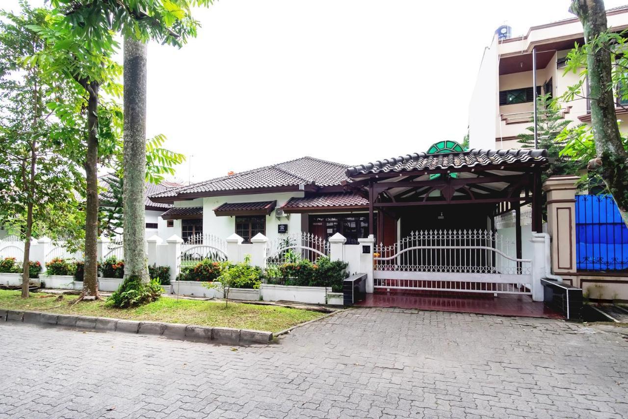 Oyo Living 2843 Raz House Syariah Hotel Medan Exterior photo