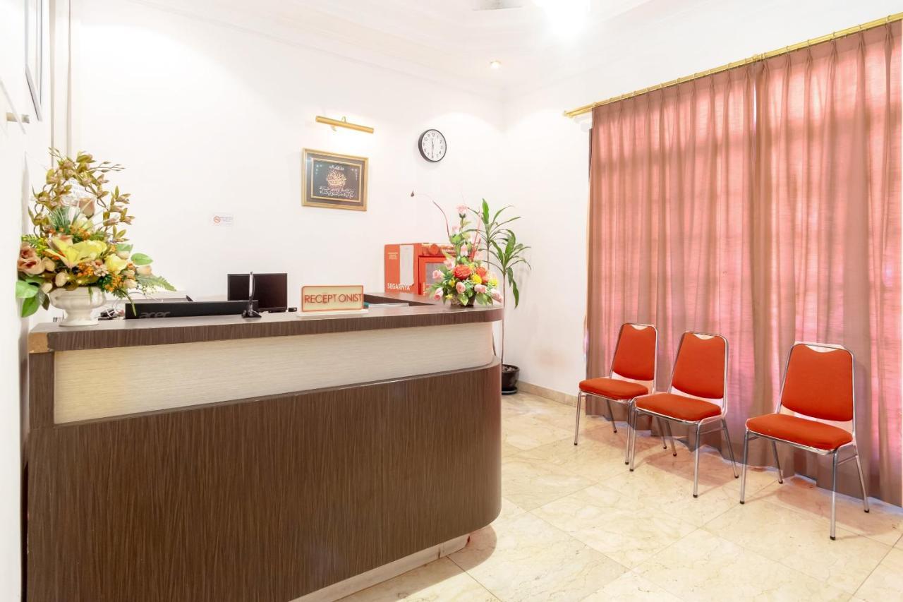Oyo Living 2843 Raz House Syariah Hotel Medan Exterior photo