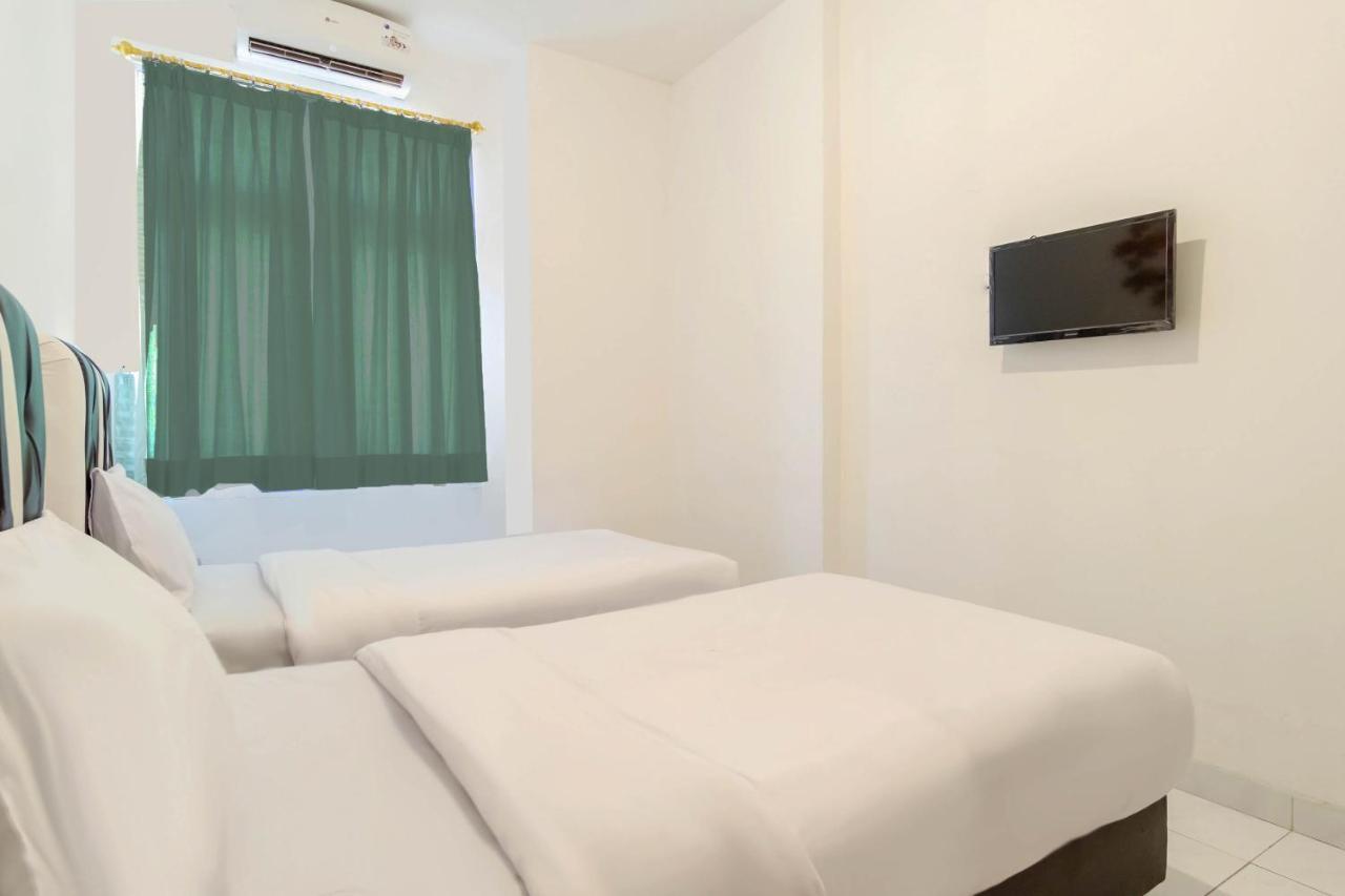 Oyo Living 2843 Raz House Syariah Hotel Medan Exterior photo