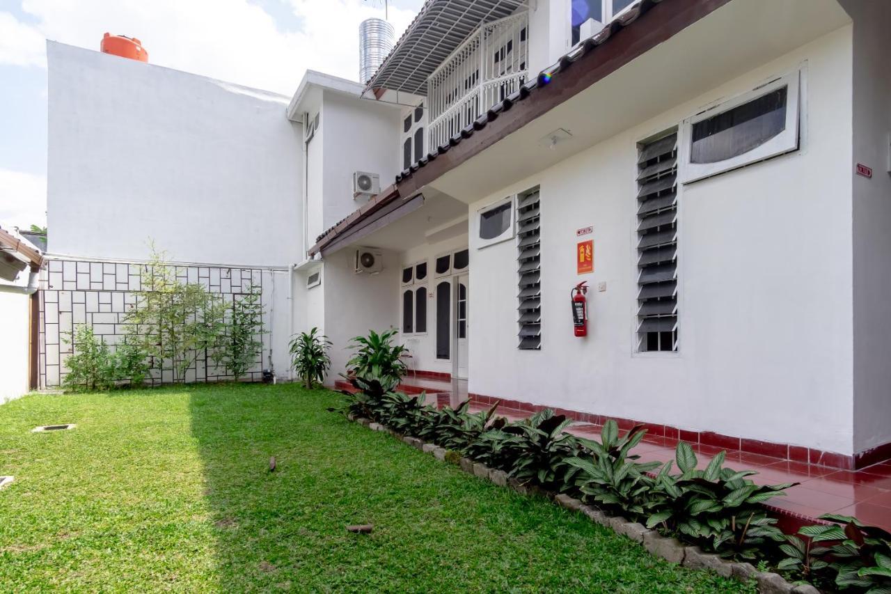 Oyo Living 2843 Raz House Syariah Hotel Medan Exterior photo