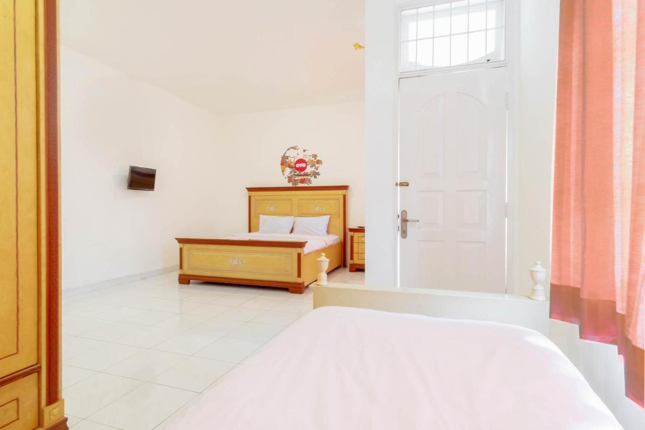 Oyo Living 2843 Raz House Syariah Hotel Medan Exterior photo