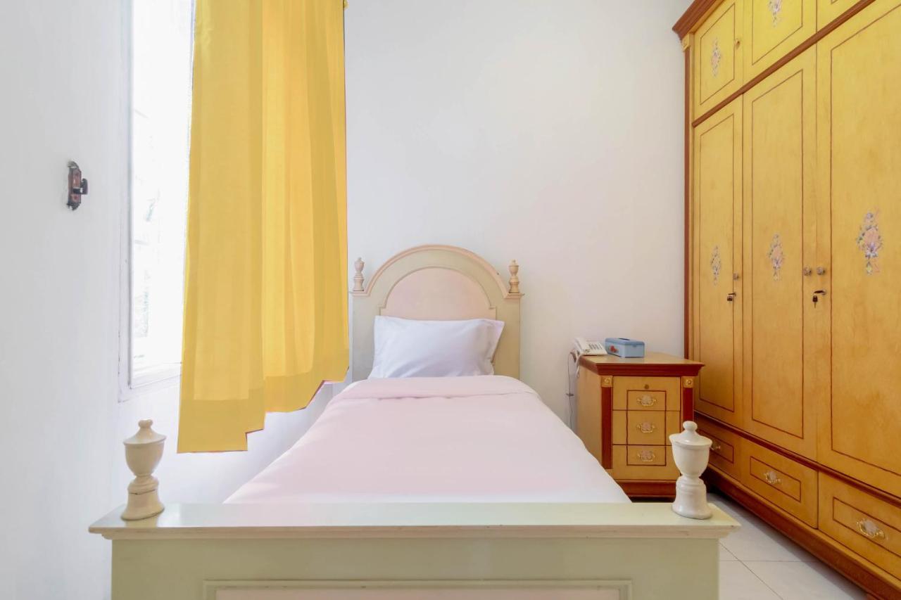 Oyo Living 2843 Raz House Syariah Hotel Medan Exterior photo