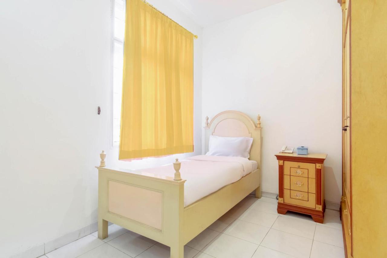 Oyo Living 2843 Raz House Syariah Hotel Medan Exterior photo