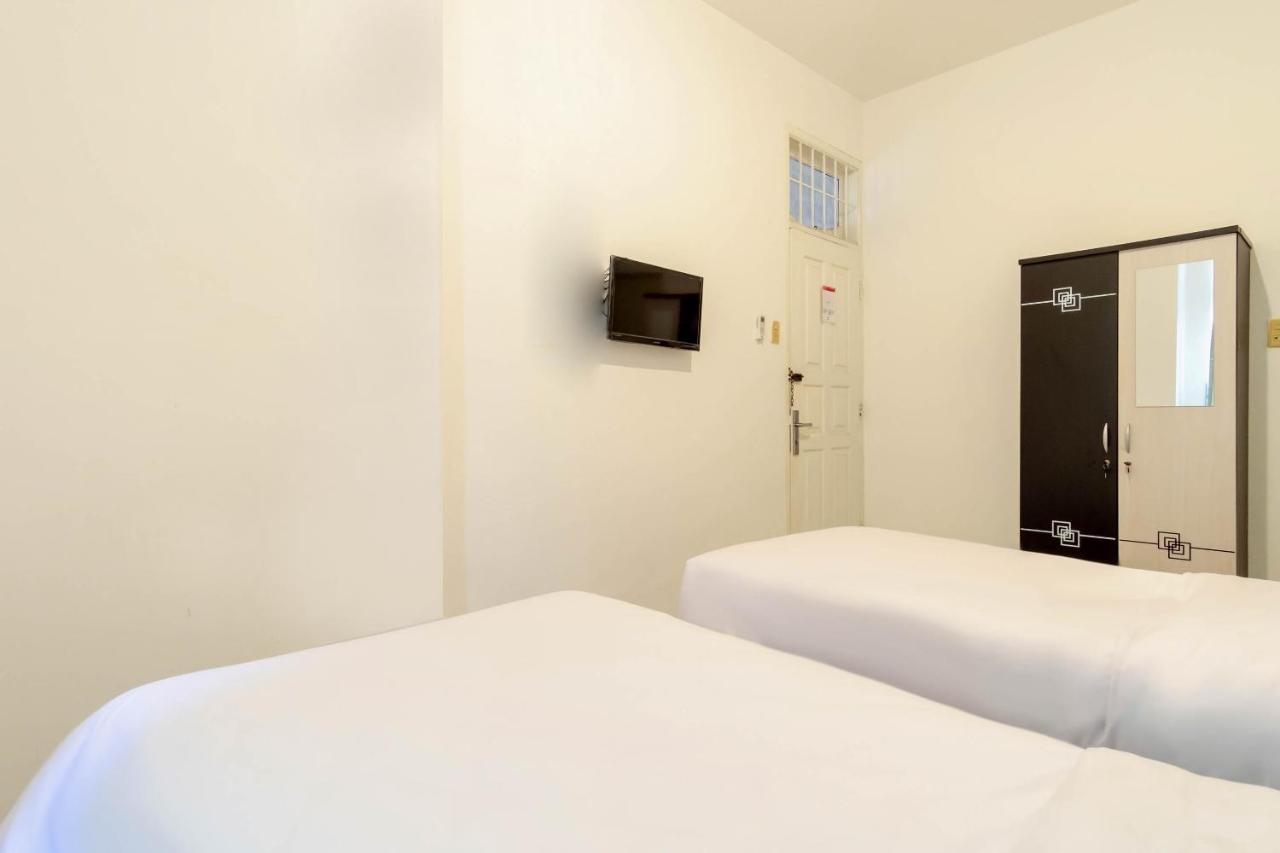 Oyo Living 2843 Raz House Syariah Hotel Medan Exterior photo