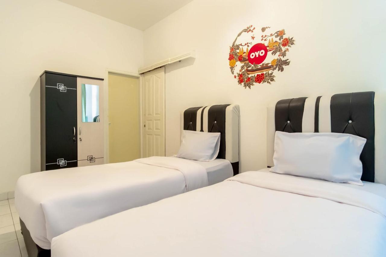 Oyo Living 2843 Raz House Syariah Hotel Medan Exterior photo